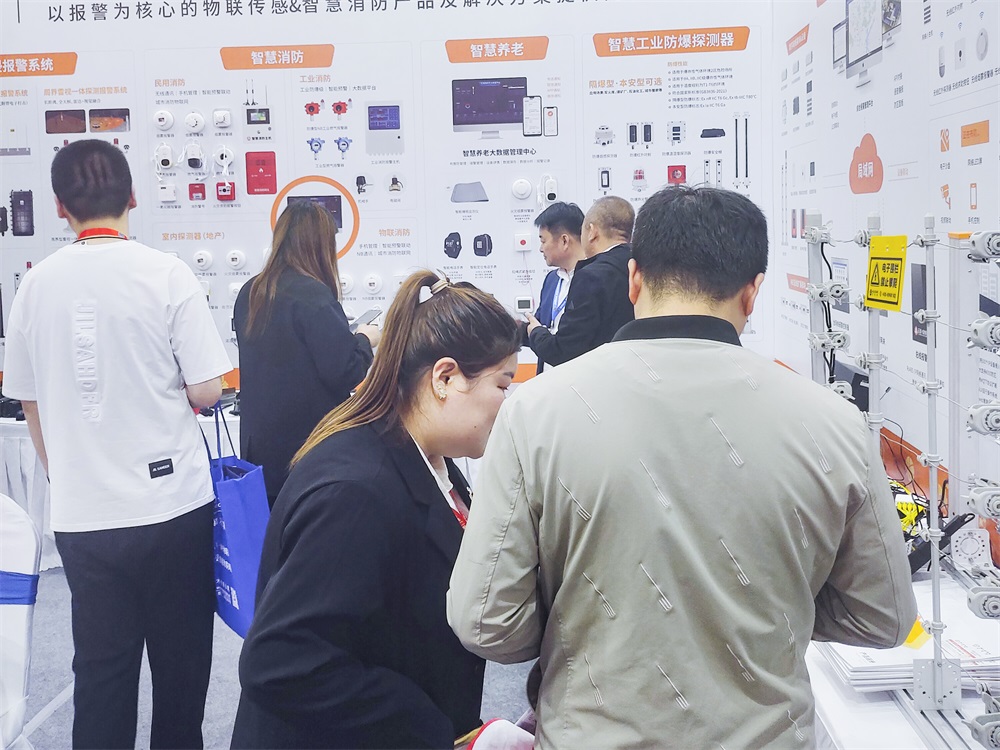 亚洲午夜精品A片久久WWW慈禧-女人张开腿让男人添-亚洲国产欧美日韩人成-乱肉YIN荡系列合集TXT-天天撸日日夜夜“数字融合报警”亮相东北安博会