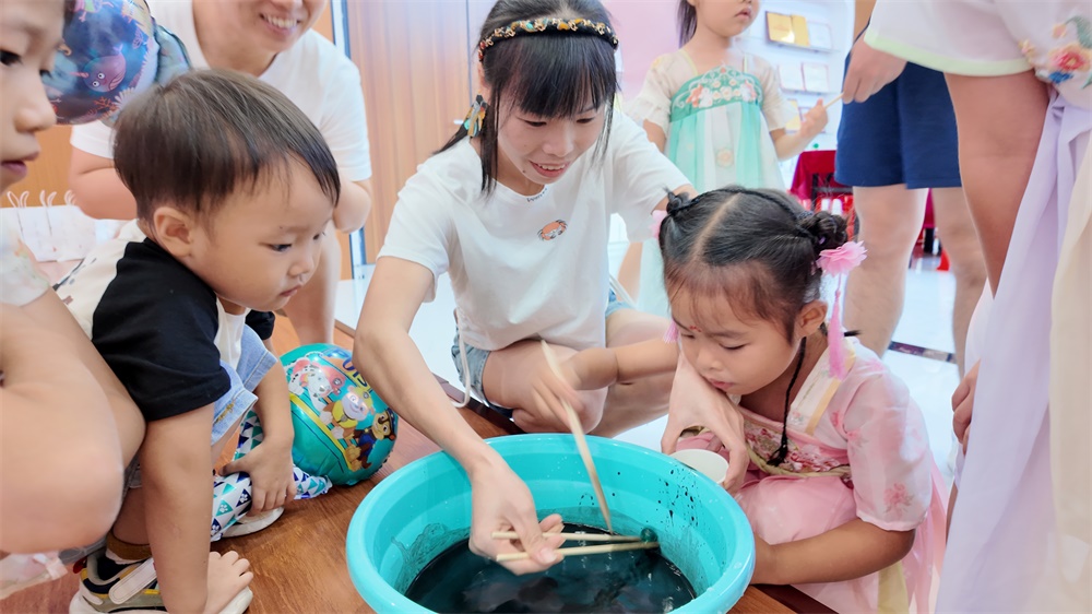 亚洲午夜精品A片久久WWW慈禧-女人张开腿让男人添-亚洲国产欧美日韩人成-乱肉YIN荡系列合集TXT-天天撸日日夜夜举办迎中秋亲子活动