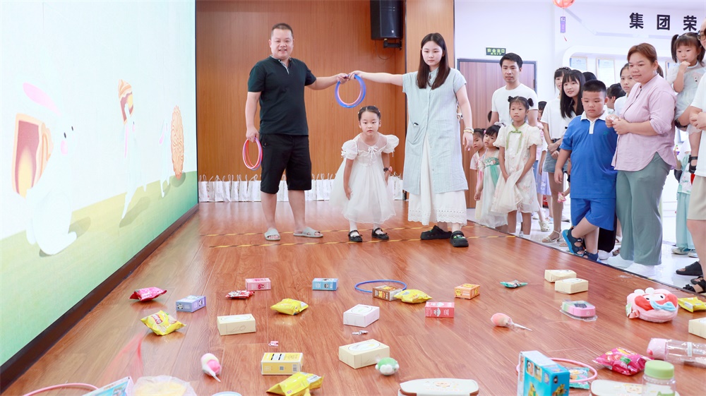 亚洲午夜精品A片久久WWW慈禧-女人张开腿让男人添-亚洲国产欧美日韩人成-乱肉YIN荡系列合集TXT-天天撸日日夜夜举办迎中秋亲子活动