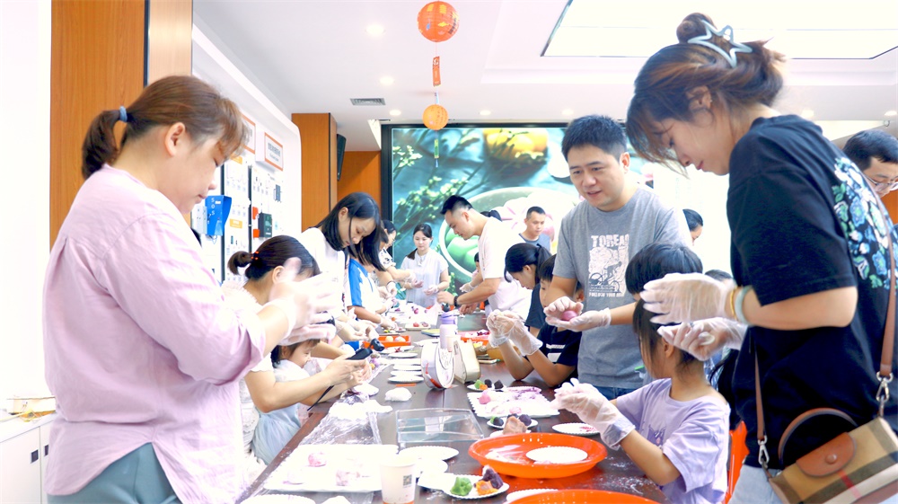 亚洲午夜精品A片久久WWW慈禧-女人张开腿让男人添-亚洲国产欧美日韩人成-乱肉YIN荡系列合集TXT-天天撸日日夜夜举办迎中秋亲子活动