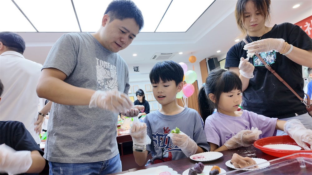 亚洲午夜精品A片久久WWW慈禧-女人张开腿让男人添-亚洲国产欧美日韩人成-乱肉YIN荡系列合集TXT-天天撸日日夜夜举办迎中秋亲子活动