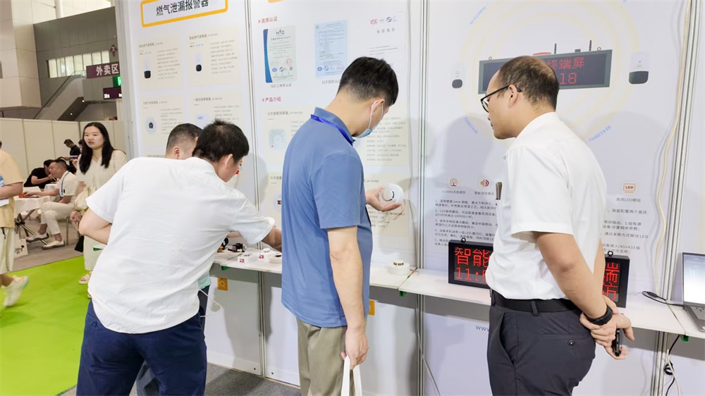 亚洲午夜精品A片久久WWW慈禧-女人张开腿让男人添-亚洲国产欧美日韩人成-乱肉YIN荡系列合集TXT-天天撸日日夜夜亮相2025深圳国际消费电子展览会