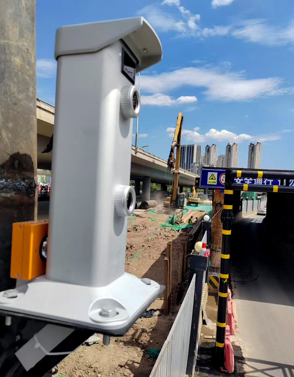 西安某桥梁限高 | 激光对射 工业一键声光报警器